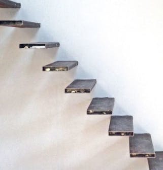 Svävande trappa: Den färdiga väggen Svävande trappa: Den färdiga väggen